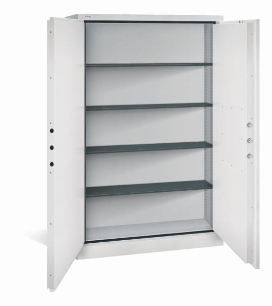 Geöffneter lichtgrauer Aktenlagerschrank mit vier Fachböden und leerem Innenraum. Es ist eine sichtbare Türverriegelung vorhanden. Der Tresor steht vor einem weißen Hintergrund.