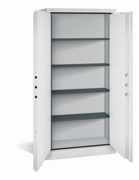 Geöffneter lichtgrauer Aktenlagerschrank mit vier Fachböden und leerem Innenraum. Es ist eine sichtbare Türverriegelung vorhanden. Der Tresor steht vor einem weißen Hintergrund.