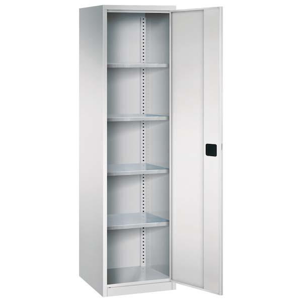 Lichtgrauer Flügeltürenschrank mit geöffneter Tür und einem Zylinderschloss. Der Schrank hat 4 höhenverstellbare Fachböden. Am Boden des Schrankes befindet sich ein Stahlsockel. Der Schrank steht vor einem weißen Hintergrund.