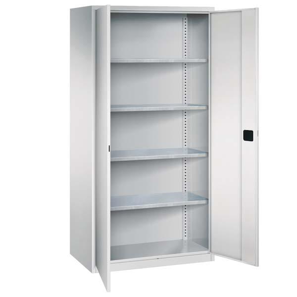 Lichtgrauer Flügeltürenschrank mit zwei geöffneten Türen und einem Zylinderschloss. Der Schrank hat 4 höhenverstellbare Fachböden. Am Boden des Schrankes befindet sich ein Stahlsockel. Der Schrank steht vor einem weißen Hintergrund.