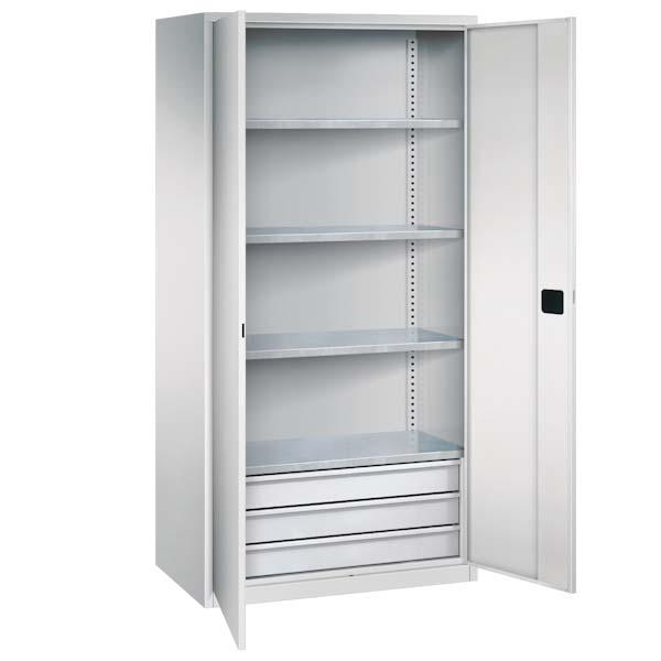 Lichtgrauer Flügeltürenschrank mit zwei geöffneten Türen und einem Zylinderschloss. Der Schrank hat 3 höhenverstellbare Fachböden und 3 Schubladen. Am Boden des Schrankes befindet sich ein Stahlsockel. Der Schrank steht vor einem weißen Hintergrund.