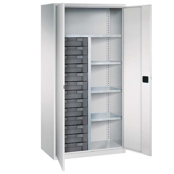 Lichtgrauer Flügeltürenschrank mit geöffneten Türen und einem Zylinderschloss. Der Schrank hat rechts 3 höhenverstellbare Fachböden, links 13 Schubladen. Oberhalb 1 Großes Fach und unten ein Stahlblechsockel. Er steht vor einem weißen Hintergrund.