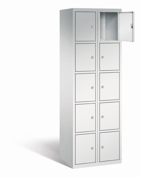 Ein lichtgrauer Fächerschrank mit zwei Abteilen, zehn Türen und zehn Fächern, ideal zur Aufbewahrung von Gegenständen. Die obere rechte Tür ist geöffnet, während der Schrank vor einem weißen Hintergrund steht.