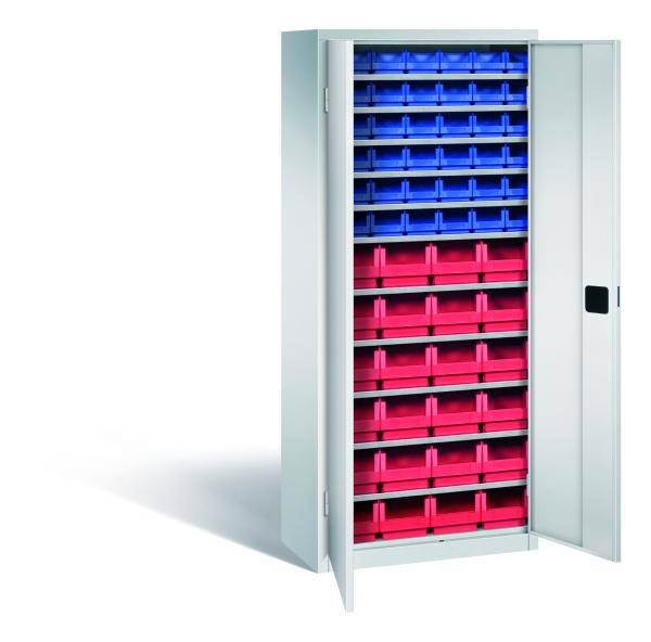 Lichtgrauer Regallagerschrank mit 2 Türen, 11 Fachböden und 60 Sichtlagerkästen (36 blau, 24 rot). Geeignet zur Aufbewahrung in Lagern oder Werkstätten. Das Produkt steht vor einem weißen Hintergrund.