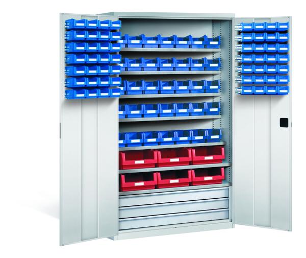 Lichtgrauer Großraumschrank mit 97 Sichtlagerkästen. Türen mit je 28 blauen Kästen. Innen 41 Kästen (6 rot, 35 blau) + 3 Schubladen. Praktische Lagerlösung für Kleinteile. Steht vor weißem Hintergrund.