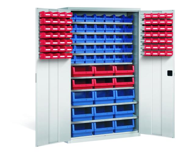 Lichtgrauer Großraumschrank mit 106 Sichtlagerkästen. Türen mit je 28 roten Kästen. Innen 50 Kästen (6 rot, 44 blau) + 9 Fachböden. Praktische Lagerlösung für Kleinteile. Steht vor weißem Hintergrund.