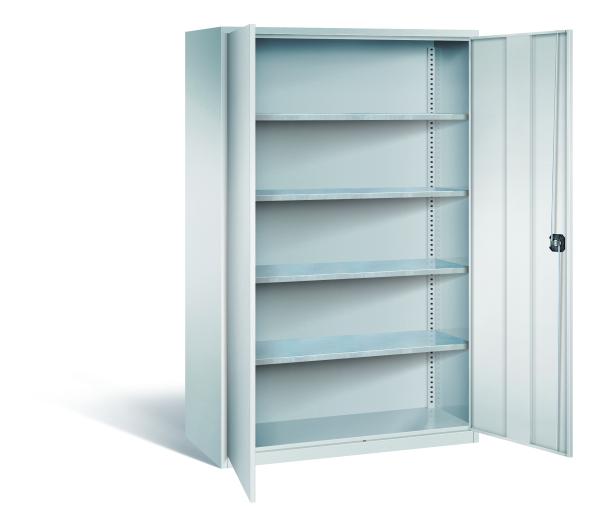 Lichtgrauer Lagerschrank mit geöffneten Türen und einem Zylinderschloss vor einem weißen Hintergrund. Im Inneren besitzt der Schrank 4 höhenverstellbare Fachböden.Am Boden befindet sich ein Stahlblechsockel