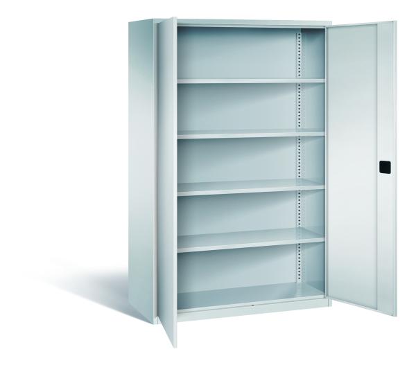 Lichtgrauer Büroschrank mit zwei geöffneten Türen und einem Zylinderschloss. Im Inneren besitzt der Schrank 4 höhenverstellbare Fachböden. Der Schrank steht vor einem weißen Hintergrund.