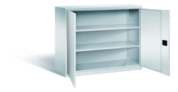 Lichtgrauer Büroschrank mit zwei geöffneten Türen und einem Zylinderschloss. Im Inneren besitzt der Schrank 2 höhenverstellbare Fachböden. Der Schrank steht vor einem weißen Hintergrund.