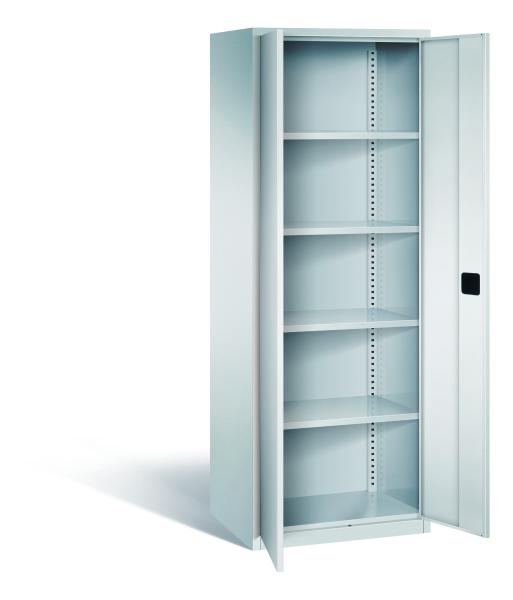Lichtgrauer Büroschrank mit zwei geöffneten Türen und einem Zylinderschloss. Im Inneren besitzt der Schrank 4 höhenverstellbare Fachböden. Der Schrank steht vor einem weißen Hintergrund.