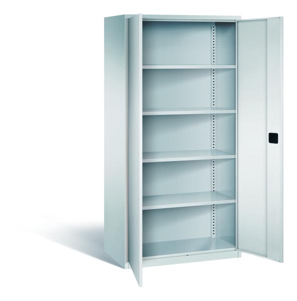 Lichtgrauer Büroschrank mit zwei geöffneten Türen und einem Zylinderschloss. Im Inneren besitzt der Schrank 4 höhenverstellbare Fachböden. Der Schrank steht vor einem weißen Hintergrund.