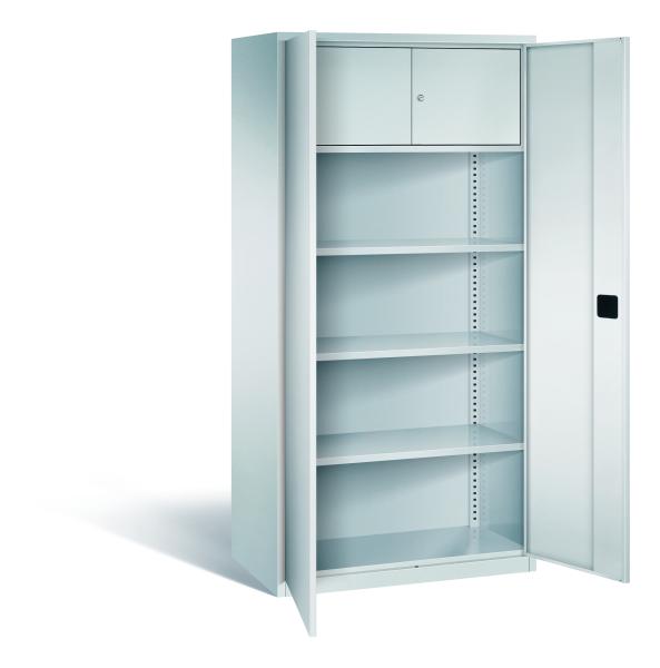 Lichtgrauer Büroschrank mit zwei geöffneten Türen und einem Zylinderschloss. Im Inneren besitzt der Schrank 3 höhenverstellbare Fachböden und ein Schließfach. Der Schrank steht vor einem weißen Hintergrund.