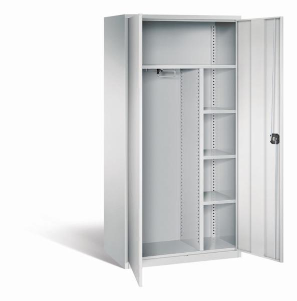 Lichtgrauer Büroschrank mit geöffneten Türen und einem Zylinderschloss vor einem weißen Hintergrund. Im Inneren besitzt der Schrank rechts 4 höhenverstellbare Fachböden, links ist eine Garderobeneinrichtung. Oberhalb ist ein großes Fach.
