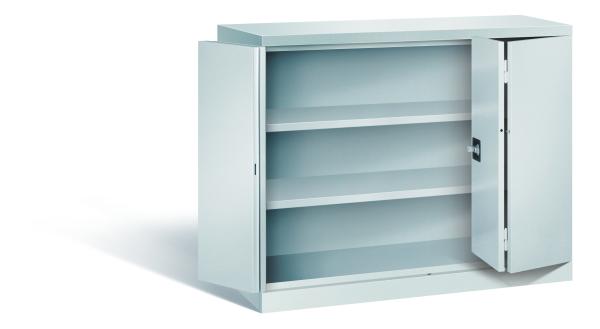 Lichtgrauer Falttürenschrank mit geöffneten Falttüren und einem Zylinderschloss. Im Inneren besitzt der Schrank zwei höhenverstellbare Fachböden. Der Schrank steht vor einem weißen Hintergrund.