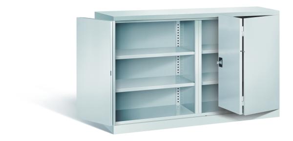 Lichtgrauer Falttürenschrank mit geöffneten Falttüren und einem Zylinderschloss. Im Inneren besitzt der Schrank insgesamt vier höhenverstellbare Fachböden. In der Mitte ist eine Durchgehende Trennwand. Der Schrank steht vor einem weißen Hintergrund.