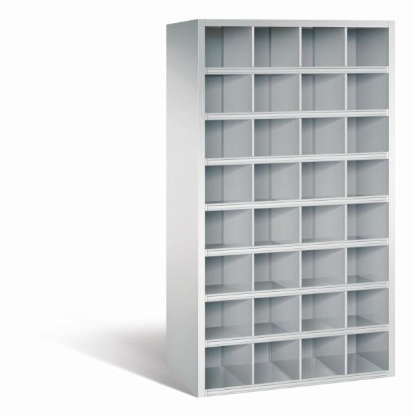 Ein lichtgraues Fächerregal mit 32 Regalfächern, ideal zur Lagerung von Kleinteilen im Lager oder zur Aufbewahrung von Magazinen. Das Regal steht vor einem weißen Hintergrund.