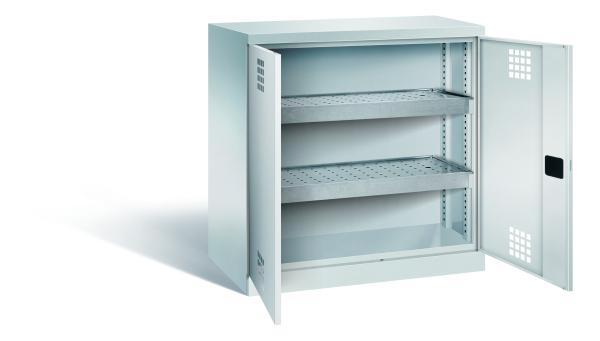 Lichtgrauer Lagerschrank mit einer geöffneten Tür mit Lochbild und einem Zylinderschloss. Im Inneren besitzt der Schrank 2 höhenverstellbare Wannenböden. Der Schrank steht vor einem weißen Hintergrund.