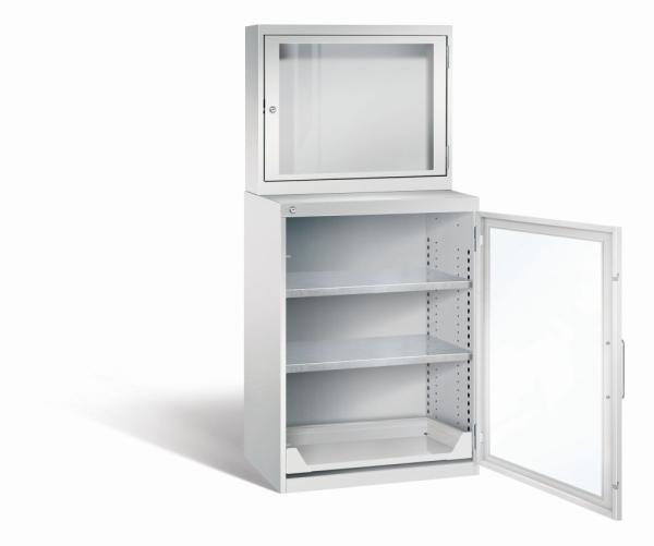 Lichtgrauer Computerschrank mit abschließbarem Sichtfenster im oberen Bereich und geöffneter Acrylglas-Stahltür im unteren Bereich und 2 höhenverstellbarer Fachboden sowie Auszugsboden. Der Schrank steht vor weißem Hintergrund.