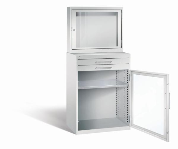 Lichtgrauer Computerschrank mit abschließbarem Sichtfenster im oberen Bereich und geöffneter Acrylglas-Stahltür mit 2 Schubladen im unteren Bereich und einem höhenverstellbarer Fachboden. Der Schrank steht vor weißem Hintergrund.