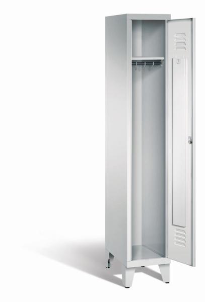 Ein lichtgrauer Garderobenschrank mit einem Abteil, einem Fach sowie integrierten Kleiderstangen mit Kleiderhaken, dessen Tür geöffnet ist. Er steht auf Stahlblechfüßen vor weißem Hintergrund.
