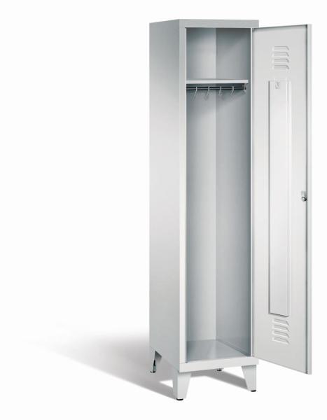 Ein lichtgrauer Garderobenschrank mit einem Abteil, einem Fach sowie integrierten Kleiderstangen mit Kleiderhaken, dessen Tür geöffnet ist. Er steht auf Stahlblechfüßen vor weißem Hintergrund.