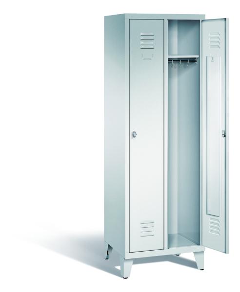 Ein lichtgrauer Garderobenschrank mit zwei Abteilen, zwei Fächern sowie integrierten Kleiderstangen mit Kleiderhaken, dessen rechte Tür geöffnet ist. Er steht auf Stahlblechfüßen vor weißem Hintergrund.