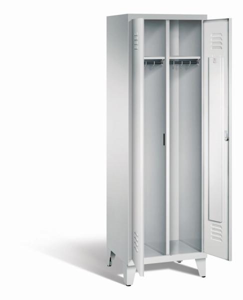 Ein lichtgrauer Garderobenschrank mit zwei Abteilen, zwei Fächern sowie integrierten Kleiderstangen mit Kleiderhaken, dessen Türen geöffnet sind. Er steht auf Stahlblechfüßen vor weißem Hintergrund.