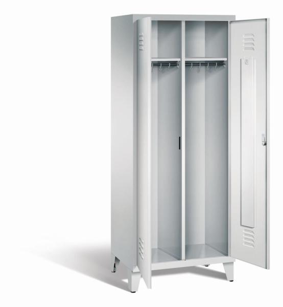 Ein lichtgrauer Garderobenschrank mit zwei Abteilen, zwei Fächern sowie integrierten Kleiderstangen mit Kleiderhaken, dessen Türen geöffnet sind. Er steht auf Stahlblechfüßen vor weißem Hintergrund.