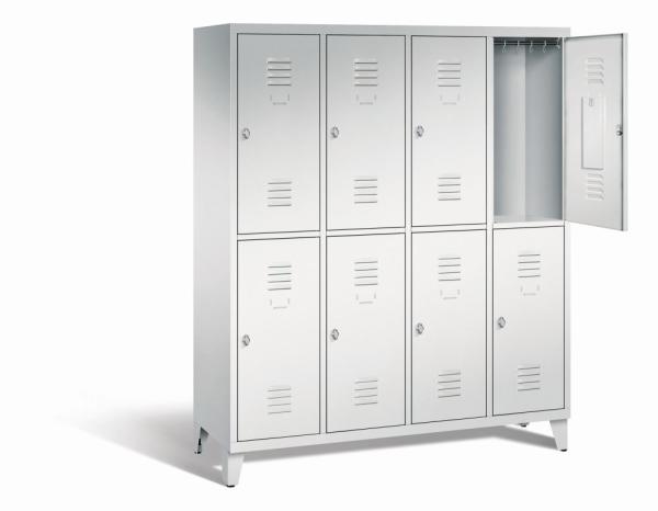 Ein lichtgrauer Garderobenschrank mit vier Abteilen, acht Fächern sowie integrierten Kleiderstangen mit Kleiderhaken, dessen obere rechte Tür geöffnet ist. Er steht auf Stahlblechfüßen vor weißem Hintergrund.