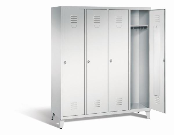 Ein lichtgrauer Garderobenschrank mit vier Abteilen, vier Fächern sowie integrierten Kleiderstangen mit Kleiderhaken, dessen rechte Tür geöffnet ist. Er steht auf Stahlblechfüßen vor weißem Hintergrund.