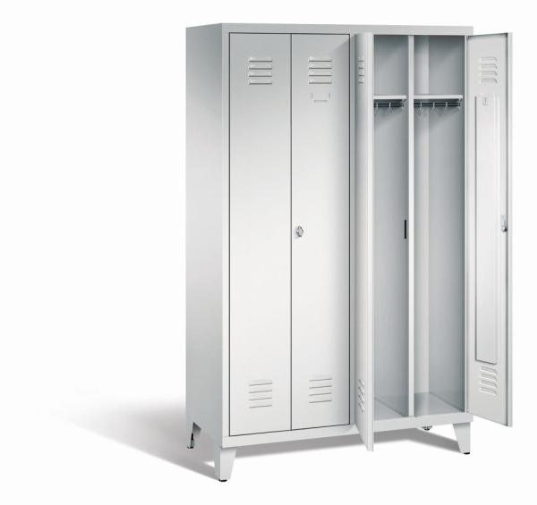 Ein lichtgrauer Garderobenschrank mit vier Abteilen, vier Fächern sowie integrierten Kleiderstangen mit Kleiderhaken, dessen beiden rechten Türen geöffnet sind. Er steht auf Stahlblechfüßen vor weißem Hintergrund.