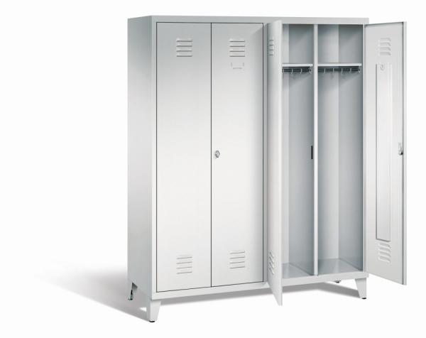 Ein lichtgrauer Garderobenschrank mit vier Abteilen, vier Fächern sowie integrierten Kleiderstangen mit Kleiderhaken, dessen beiden rechten Türen geöffnet sind. Er steht auf Stahlblechfüßen vor weißem Hintergrund.