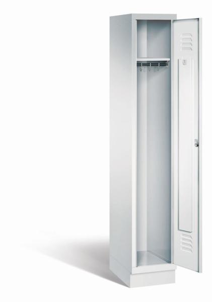 Ein lichtgrauer Garderobenschrank mit einem Abteil, einem Fach sowie integrierten Kleiderstangen mit Kleiderhaken, dessen Tür geöffnet ist. Er steht auf einem Stahlblechsockel vor weißem Hintergrund.