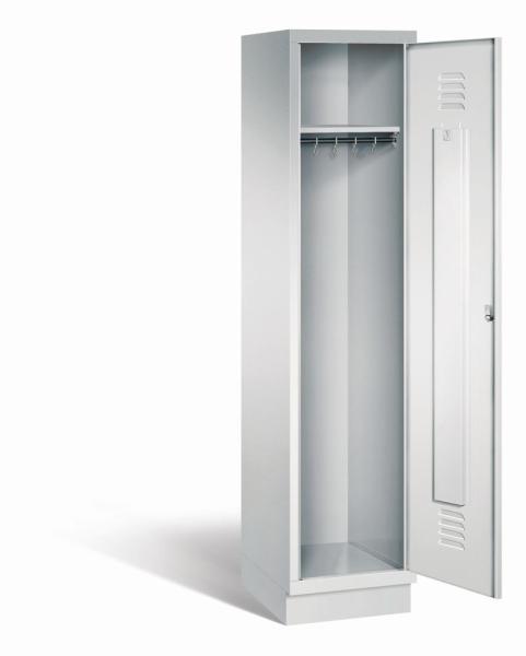 Ein lichtgrauer Garderobenschrank mit einem Abteil, einem Fach sowie integrierten Kleiderstangen mit Kleiderhaken, dessen Tür geöffnet ist. Er steht auf einem Stahlblechsockel vor weißem Hintergrund.
