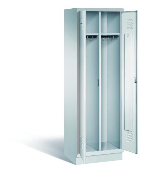 Ein lichtgrauer Garderobenschrank mit zwei Abteilen, zwei Fächern sowie integrierten Kleiderstangen mit Kleiderhaken, dessen Türen geöffnet sind. steht auf einem Stahlblechsockel vor weißem Hintergrund.