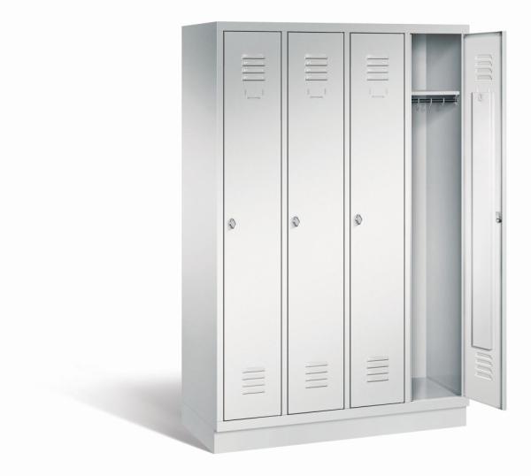 Ein lichtgrauer Garderobenschrank mit vier Abteilen, vier Fächern sowie integrierten Kleiderstangen mit Kleiderhaken, dessen rechte Tür geöffnet ist. Er steht auf einem Stahlblechsockel vor weißem Hintergrund.