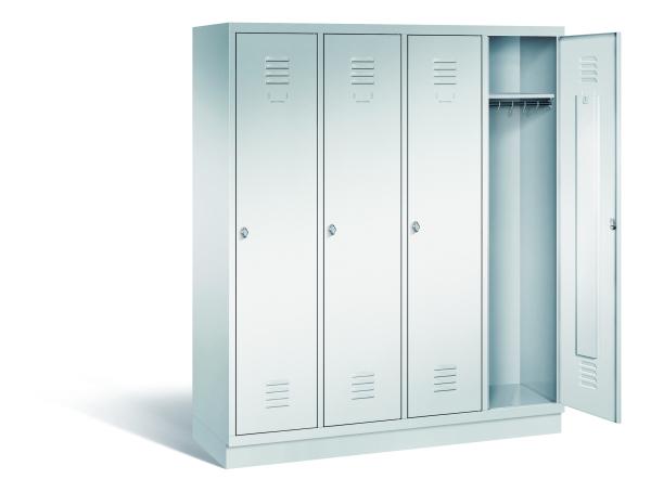 Ein lichtgrauer Garderobenschrank mit vier Abteilen, vier Fächern sowie integrierten Kleiderstangen mit Kleiderhaken, dessen rechte Tür geöffnet ist. Er steht auf einem Stahlblechsockel vor weißem Hintergrund.