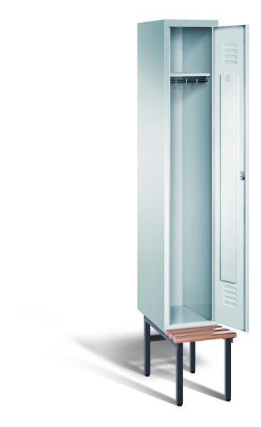 Ein lichtgrauer Garderobenschrank mit einem Abteil, einem Fach sowie integrierten Kleiderstangen mit Kleiderhaken, dessen Tür geöffnet ist. Er steht auf einer unter- und vorgebauten Sitzbank vor weißem Hintergrund.