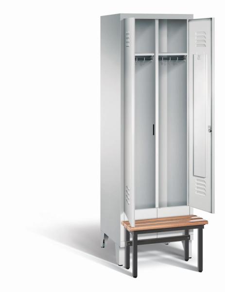 Ein lichtgrauer Garderobenschrank mit zwei Abteilen, zwei Fächern sowie integrierten Kleiderstangen mit Kleiderhaken, dessen Türen geöffnet sind. Er steht auf Stahlblechfüßen und hat eine vorgebaute Sitzbank vor weißem Hintergrund.