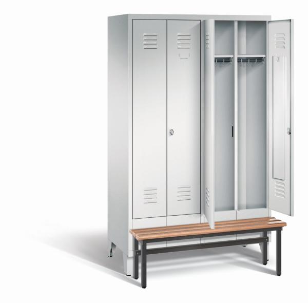 Ein lichtgrauer Garderobenschrank mit vier Abteilen, vier Fächern sowie integrierten Kleiderstangen mit Kleiderhaken, dessen beide rechten Türen geöffnet sind. Er steht auf Stahlblechfüßen und hat eine vorgebaute Sitzbank vor weißem Hintergrund.