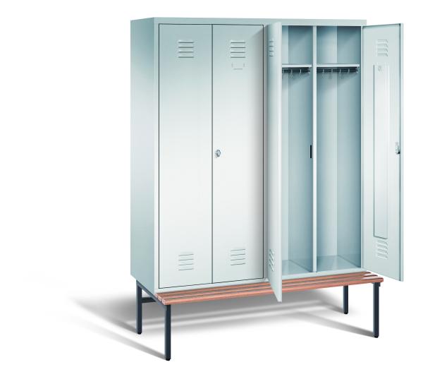 Ein lichtgrauer Garderobenschrank mit vier Abteilen, vier Fächern sowie integrierten Kleiderstangen mit Kleiderhaken, dessen beiden rechten Türen geöffnet sind. Er steht auf einer unter- und vorgebauten Sitzbank vor weißem Hintergrund.