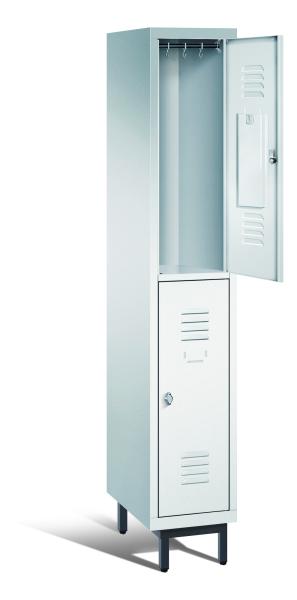 Ein lichtgrauer Garderobenschrank mit einem Abteil, zwei Fächern sowie integrierten Kleiderstangen mit Kleiderhaken, dessen obere Tür geöffnet ist. Er steht auf Stahlrohrfüßen vor weißem Hintergrund.