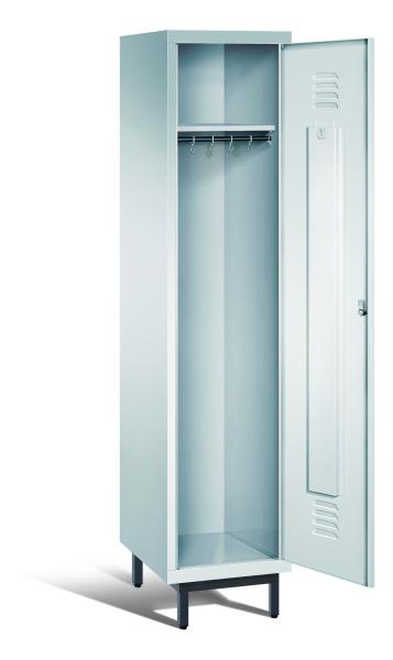 Ein lichtgrauer Garderobenschrank mit einem Abteil, einem Fach sowie integrierten Kleiderstangen mit Kleiderhaken, dessen Tür geöffnet ist. Er steht auf Stahlrohrfüßen vor weißem Hintergrund.