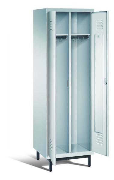 Ein lichtgrauer Garderobenschrank mit zwei Abteilen, zwei Fächern sowie integrierten Kleiderstangen mit Kleiderhaken, dessen Türen geöffnet sind. Er steht auf Stahlrohrfüßen vor weißem Hintergrund.