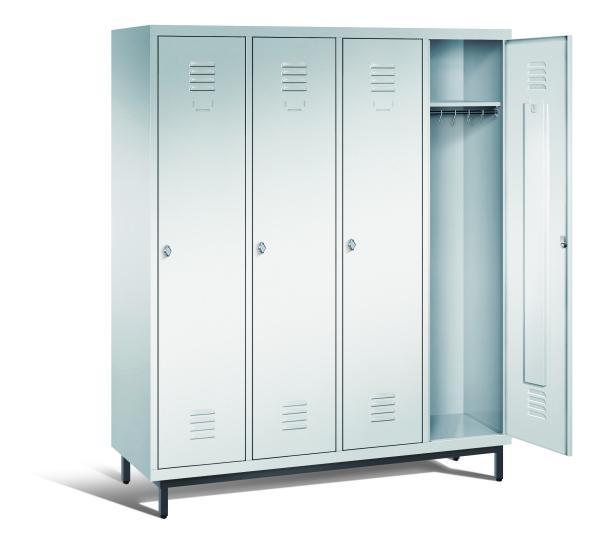 Ein lichtgrauer Garderobenschrank mit vier Abteilen, vier Fächern sowie integrierten Kleiderstangen mit Kleiderhaken, dessen rechte Tür geöffnet ist. Er steht auf Stahlrohrfüßen vor weißem Hintergrund.