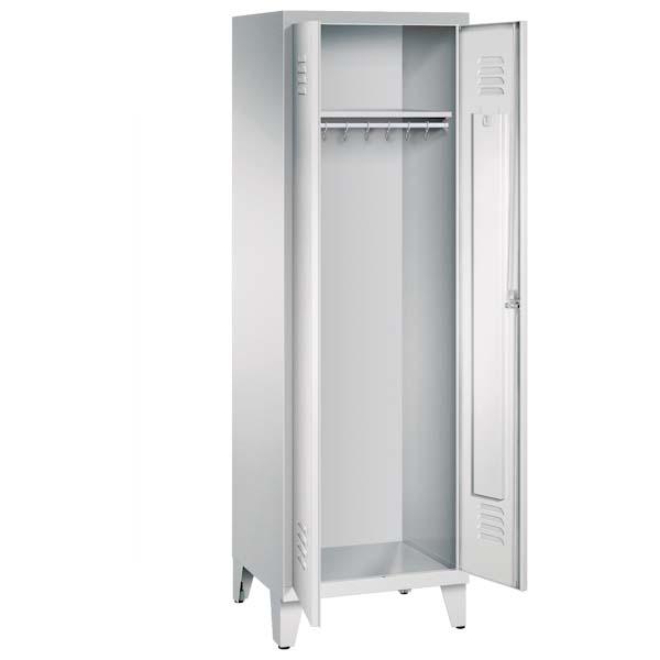 Ein lichtgrauer Garderobenschrank mit einem Abteil, einem Fach sowie integrierten Kleiderstangen mit Kleiderhaken, dessen zwei Türen geöffnet sind. Er steht auf Stahlblechfüßen vor weißem Hintergrund.