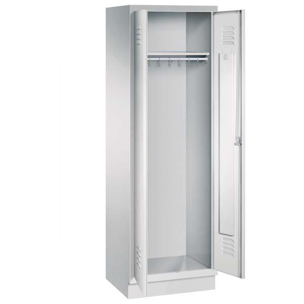 Ein lichtgrauer Garderobenschrank mit einem Abteil, einem Fach sowie integrierten Kleiderstangen mit Kleiderhaken, dessen zwei Türen geöffnet sind. Er steht auf einem Stahlblechsockel vor weißem Hintergrund.