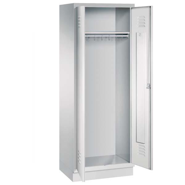 Ein lichtgrauer Garderobenschrank mit einem Abteil, einem Fach sowie integrierten Kleiderstangen mit Kleiderhaken, dessen zwei Türen geöffnet sind. Er steht auf einem Stahlblechsockel vor weißem Hintergrund.
