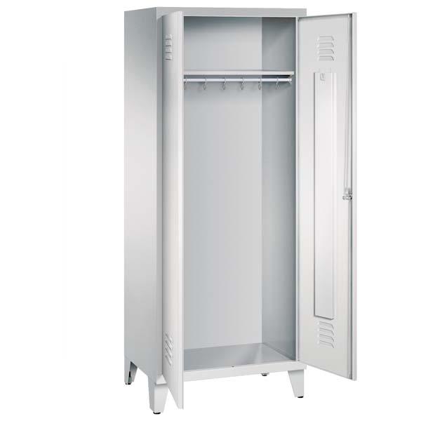 Ein lichtgrauer Garderobenschrank mit einem Abteil, einem Fach sowie integrierten Kleiderstangen mit Kleiderhaken, dessen zwei Türen geöffnet sind. Er steht auf Stahlblechfüßen vor weißem Hintergrund.