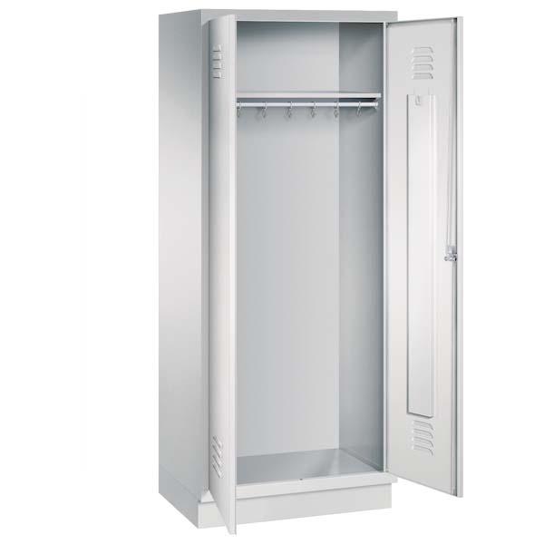 Ein lichtgrauer Garderobenschrank mit einem Abteil, einem Fach sowie integrierten Kleiderstangen mit Kleiderhaken, dessen zwei Türen geöffnet sind. Er steht auf einem Stahlblechsockel vor weißem Hintergrund.